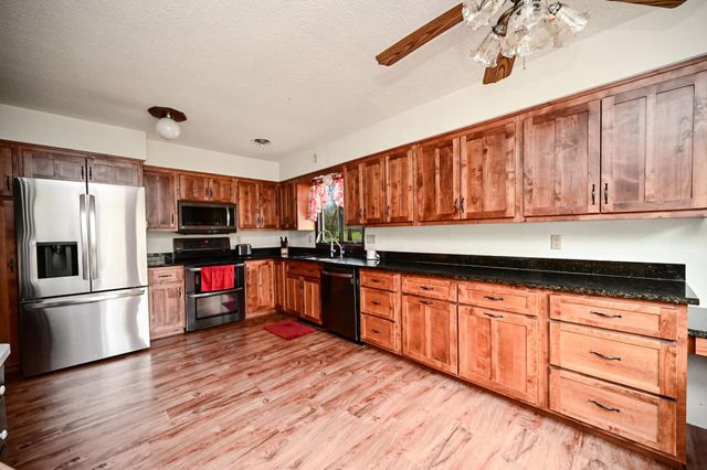 1729 162nd Ave, Manchester, IA 52057