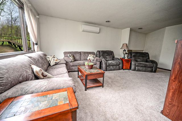 1729 162nd Ave, Manchester, IA 52057