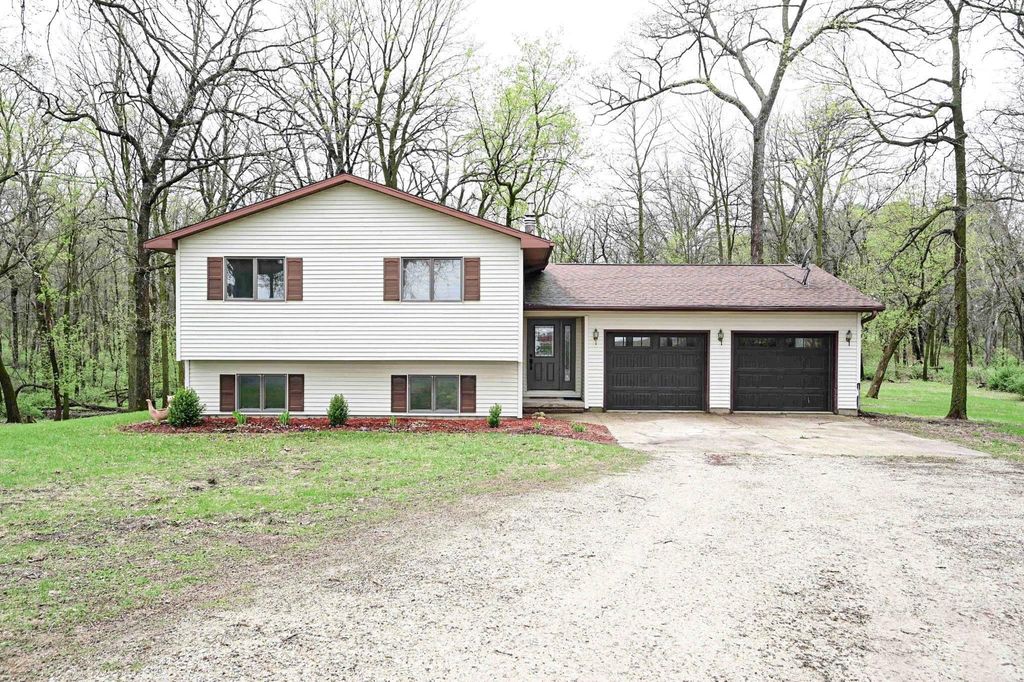 1729 162nd Ave, Manchester, IA 52057