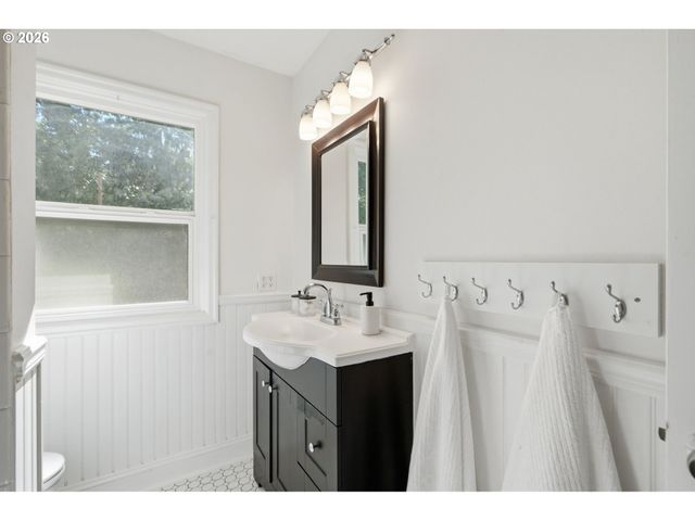 7636 Sw CAPITOL HILL Rd, Portland, OR 97219