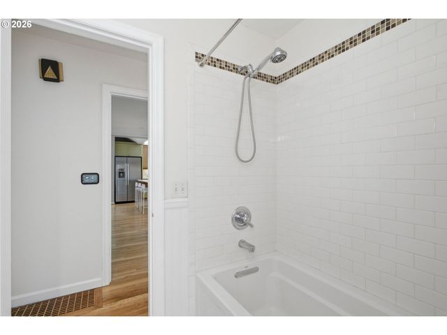 7636 Sw CAPITOL HILL Rd, Portland, OR 97219