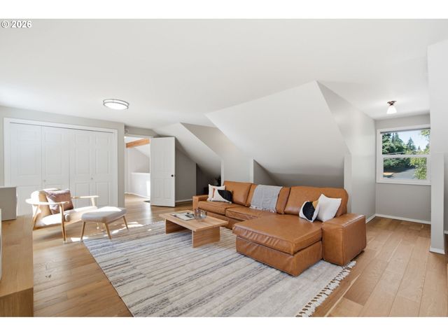 7636 Sw CAPITOL HILL Rd, Portland, OR 97219