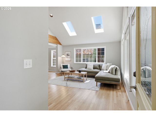 7636 Sw CAPITOL HILL Rd, Portland, OR 97219