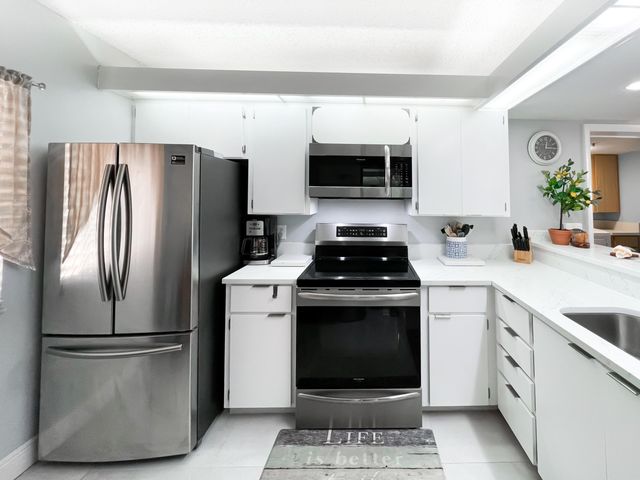 301 Ocean Bluffs Boulevard 202, Jupiter, FL 33477