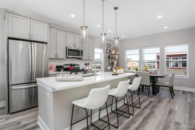 4837 Lismore Ln, Troy, MI 48085