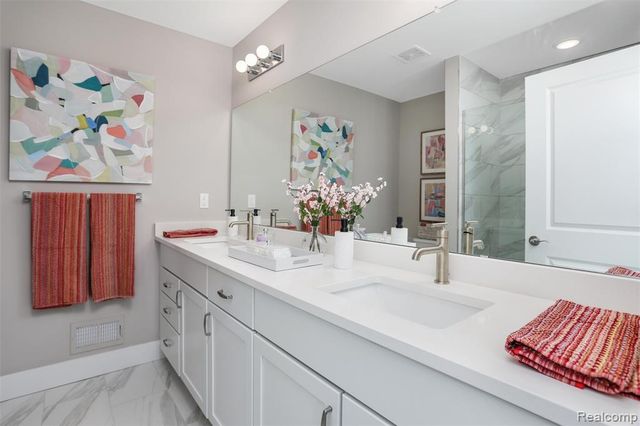 4837 Lismore Ln, Troy, MI 48085