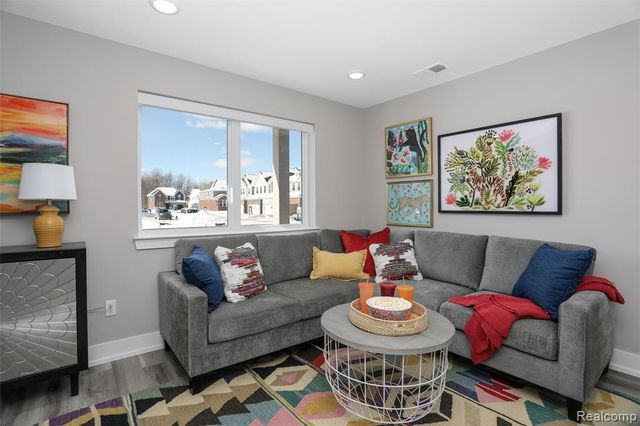 4837 Lismore Ln, Troy, MI 48085