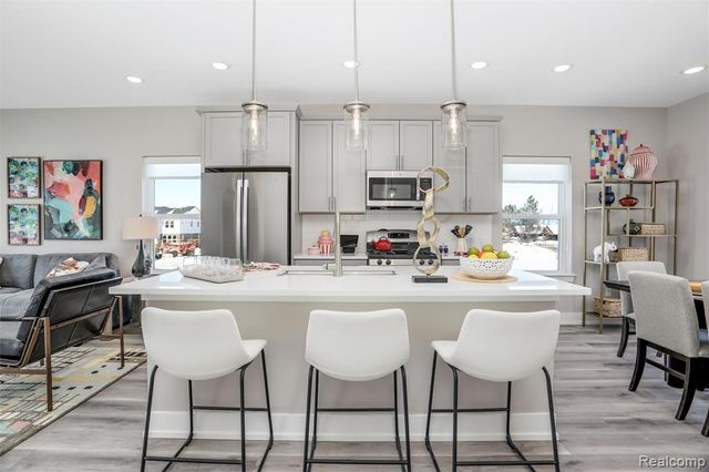 4837 Lismore Ln, Troy, MI 48085