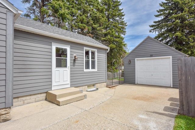 927 Genesee STREET, Waukesha, WI 53186