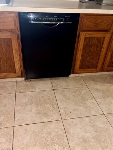 408 37TH TER, Cape Coral, FL 33914