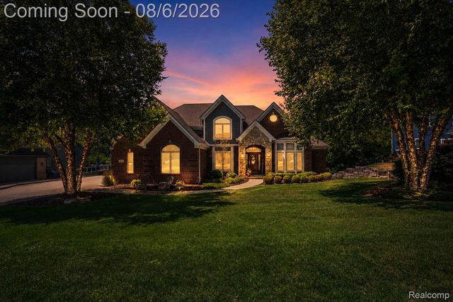 888 Suchava Drive, White Lake Charter Township, MI 48386