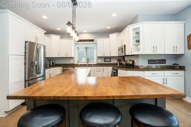888 Suchava Drive, White Lake Charter Township, MI 48386