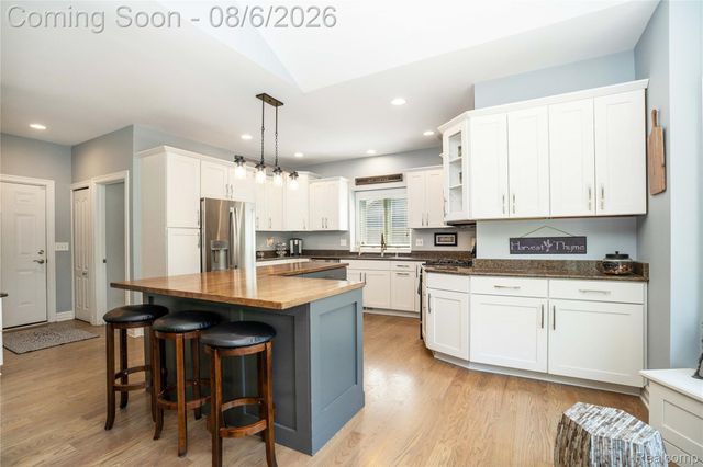 888 Suchava Drive, White Lake Charter Township, MI 48386