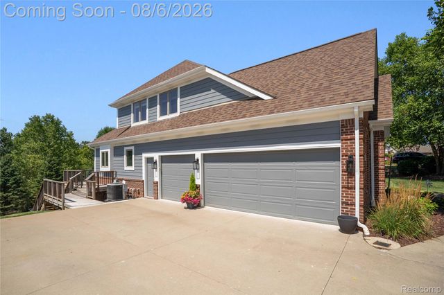 888 Suchava Drive, White Lake Charter Township, MI 48386