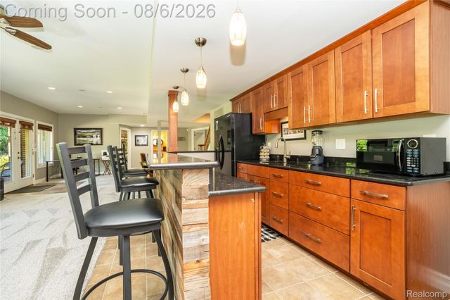 888 Suchava Drive, White Lake Charter Township, MI 48386