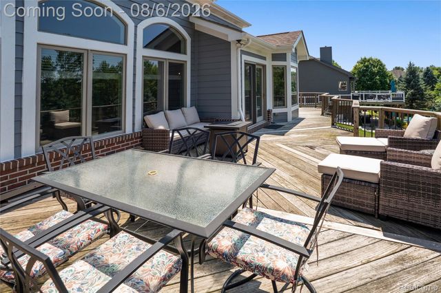 888 Suchava Drive, White Lake Charter Township, MI 48386