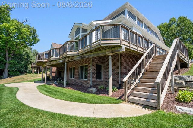 888 Suchava Drive, White Lake Charter Township, MI 48386