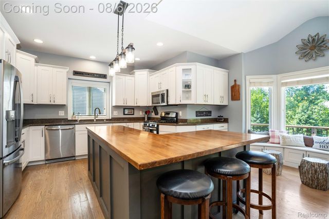888 Suchava Drive, White Lake Charter Township, MI 48386