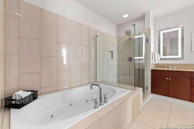 610 E Market St Unit 2905, San Antonio, TX 78205