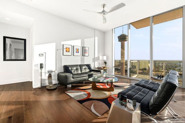 610 E Market St Unit 2905, San Antonio, TX 78205