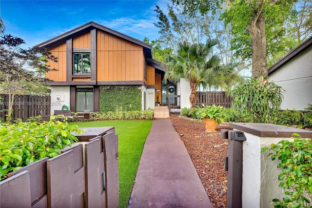 1610 W Sandpiper Cir, Pembroke Pines, FL 33026