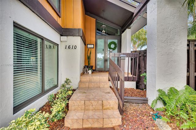 1610 W Sandpiper Cir, Pembroke Pines, FL 33026