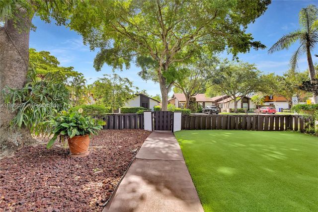 1610 W Sandpiper Cir, Pembroke Pines, FL 33026