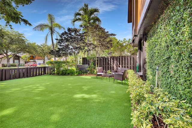 1610 W Sandpiper Cir, Pembroke Pines, FL 33026