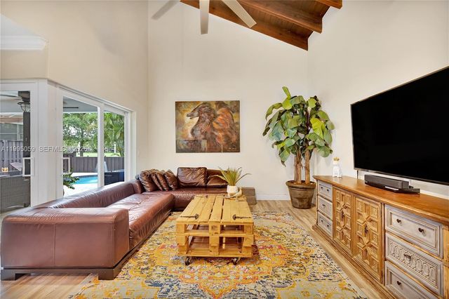 1610 W Sandpiper Cir, Pembroke Pines, FL 33026