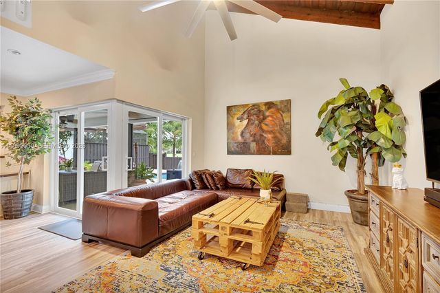 1610 W Sandpiper Cir, Pembroke Pines, FL 33026