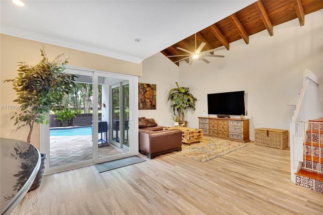 1610 W Sandpiper Cir, Pembroke Pines, FL 33026