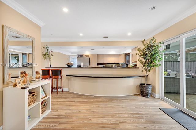 1610 W Sandpiper Cir, Pembroke Pines, FL 33026