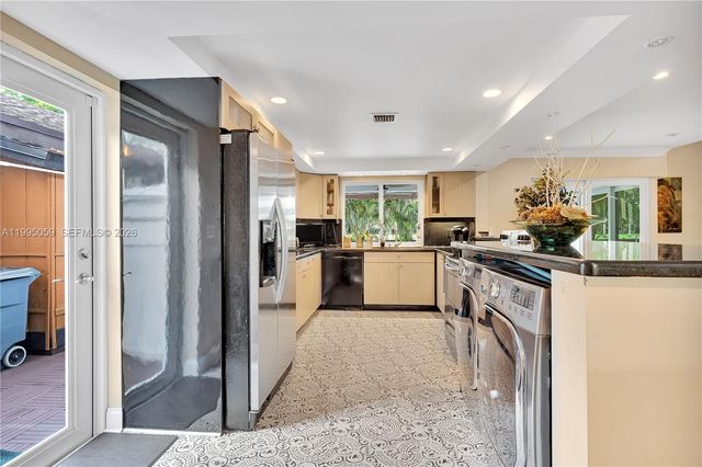 1610 W Sandpiper Cir, Pembroke Pines, FL 33026