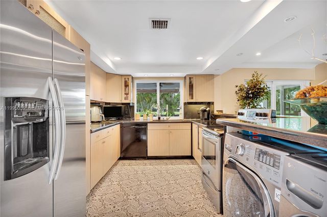 1610 W Sandpiper Cir, Pembroke Pines, FL 33026