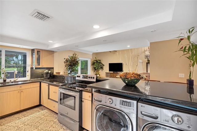 1610 W Sandpiper Cir, Pembroke Pines, FL 33026