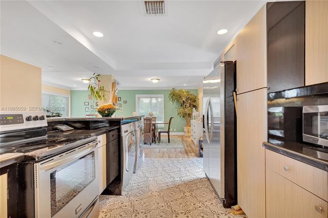 1610 W Sandpiper Cir, Pembroke Pines, FL 33026