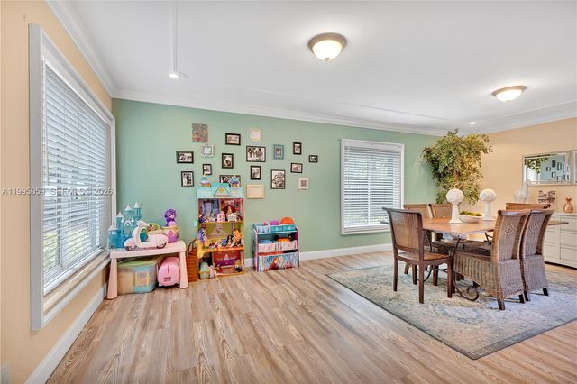 1610 W Sandpiper Cir, Pembroke Pines, FL 33026