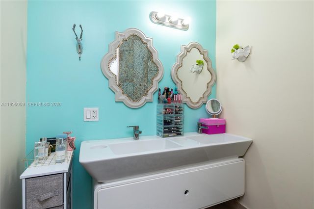 1610 W Sandpiper Cir, Pembroke Pines, FL 33026