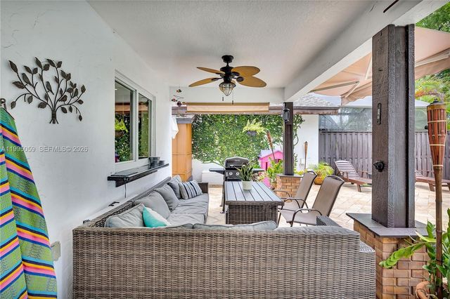 1610 W Sandpiper Cir, Pembroke Pines, FL 33026