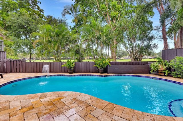 1610 W Sandpiper Cir, Pembroke Pines, FL 33026