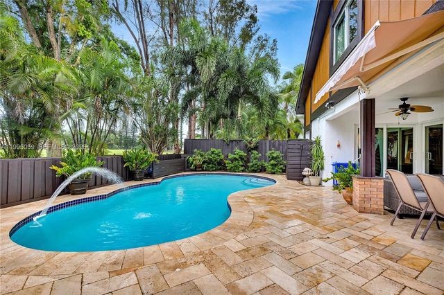 1610 W Sandpiper Cir, Pembroke Pines, FL 33026