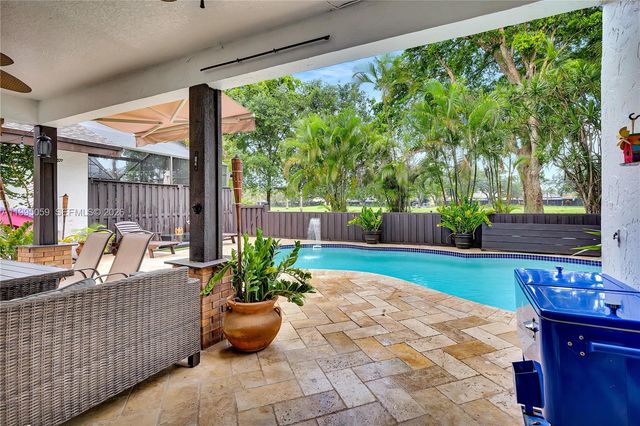 1610 W Sandpiper Cir, Pembroke Pines, FL 33026