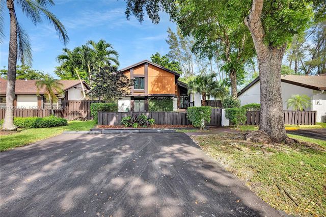 1610 W Sandpiper Cir, Pembroke Pines, FL 33026