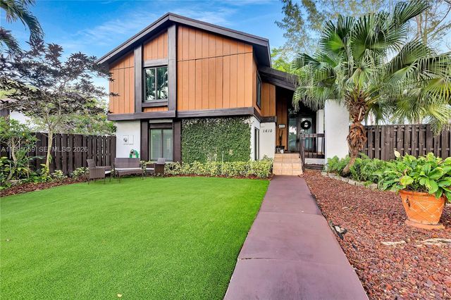 1610 W Sandpiper Cir, Pembroke Pines, FL 33026