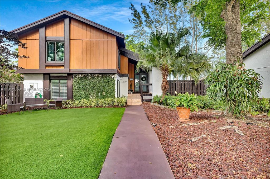 1610 W Sandpiper Cir, Pembroke Pines, FL 33026