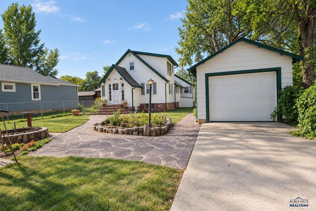 1919 EVERGREEN DR, Rapid City, SD 57702