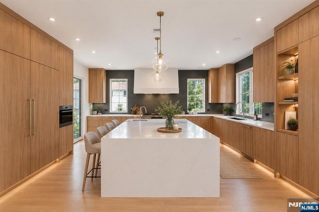 14 Allison Drive, Englewood Cliffs, NJ 07632