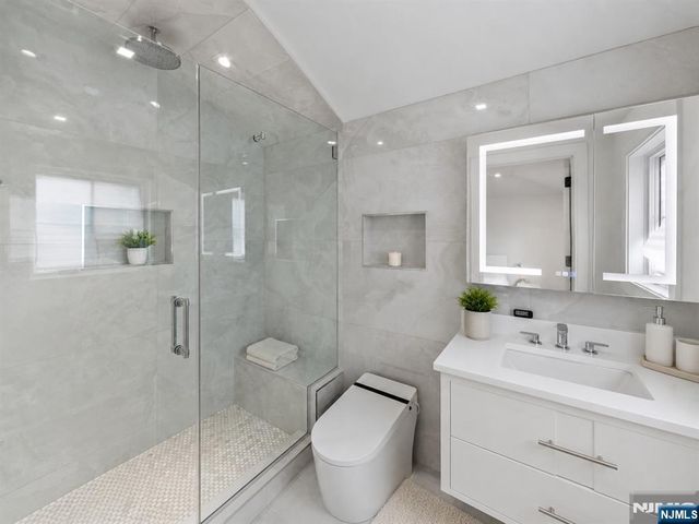 14 Allison Drive, Englewood Cliffs, NJ 07632