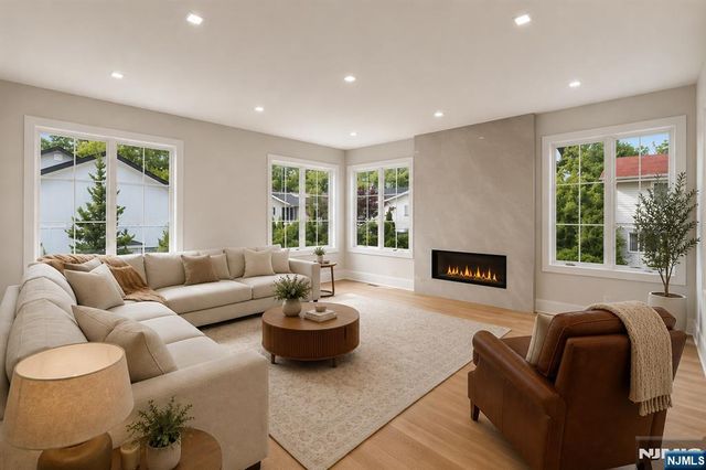 14 Allison Drive, Englewood Cliffs, NJ 07632