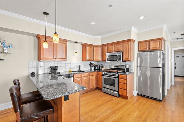 17 Robbins St 3-1, Waltham, MA 02453